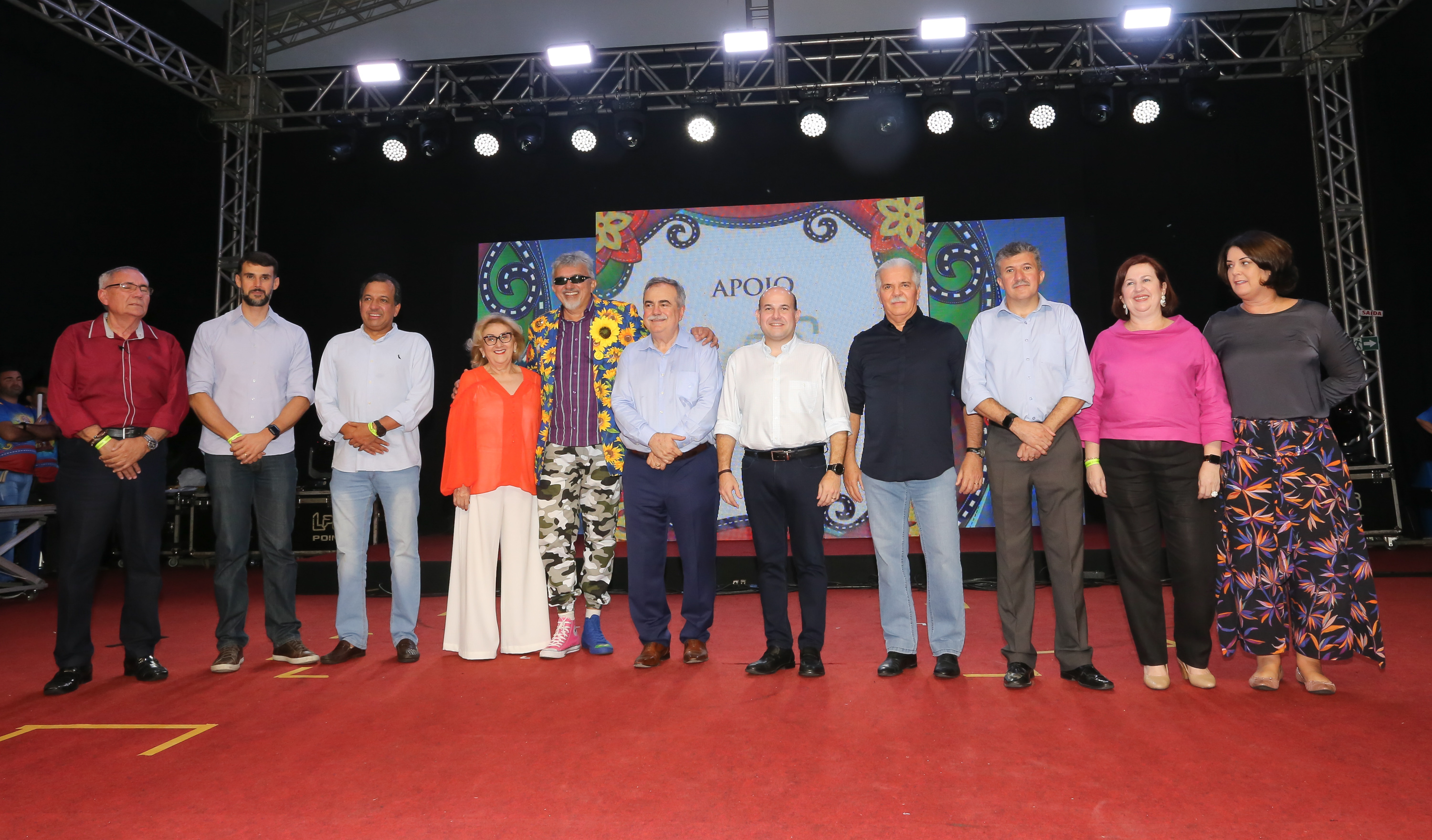 grupo de pessoas em cima do palco do natal de luz